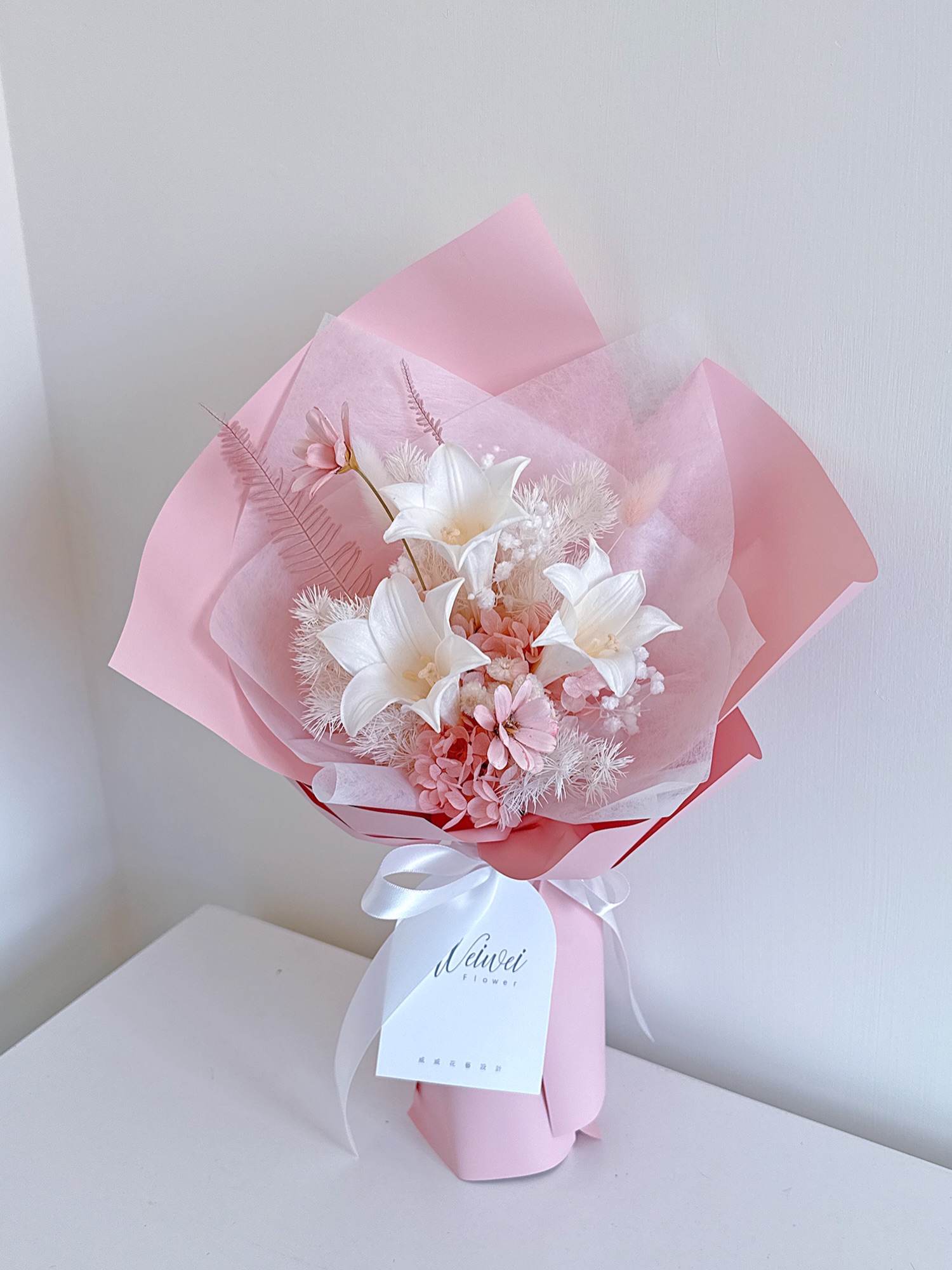 粉色百合與白色花材搭配的花束